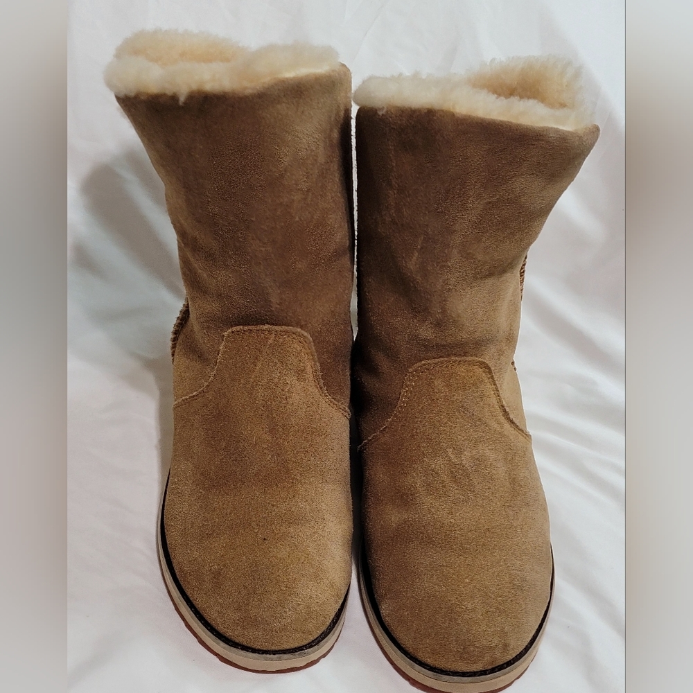 EMU boots